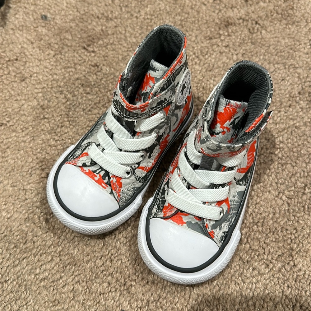 Toddlers Converse high top Chuck Taylors 4c